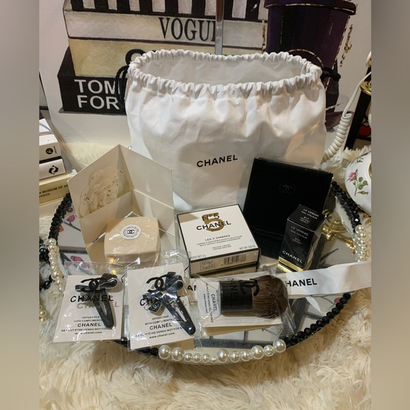 STUNNING 😍 NEW Chanel cosmetics sack with samples and Storage book( handmade) - Picture 6 of 16